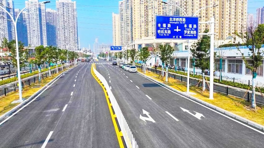 人在園中游 跑步和打球 騎行城市中 林木亦蔥蘢 綠意滿滿的武漢更活力滿滿